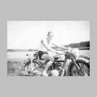 028-0061 Gerhard Neumann 1938 mit seinem Motorrad an der Deime..jpg